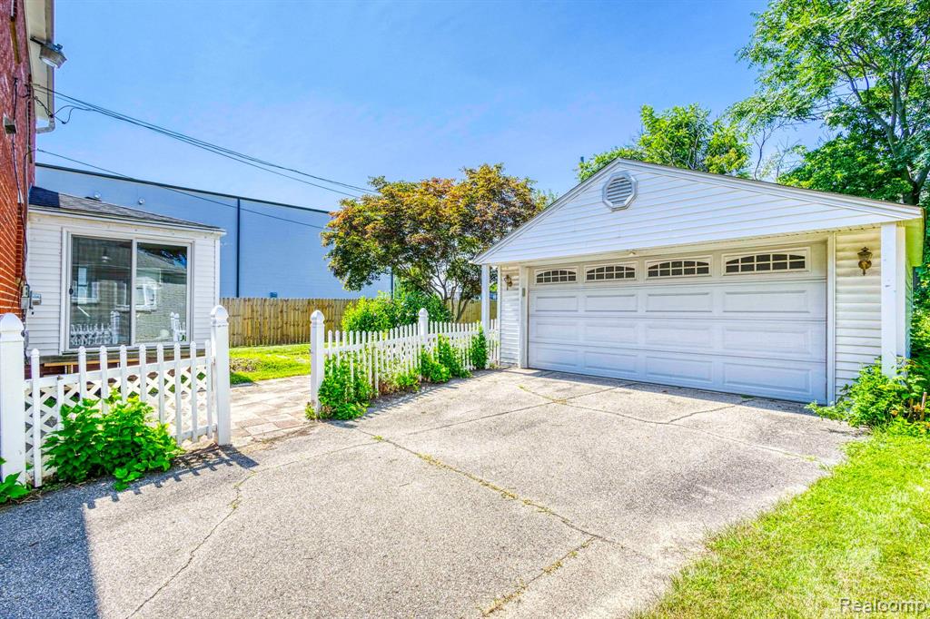 8125 MACKAY, Utica, MI 48317 — Photo 3