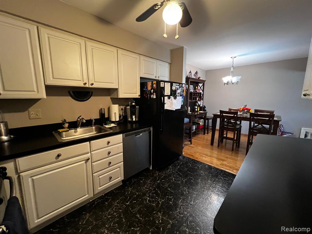 8514 HAMPSHIRE Drive, Sterling Heights, MI 48313 — Photo 13