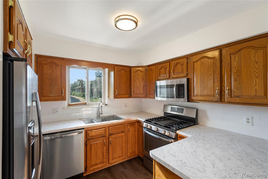 7486 Robindale Avenue, Dearborn Heights, MI 48127 — Photo 8