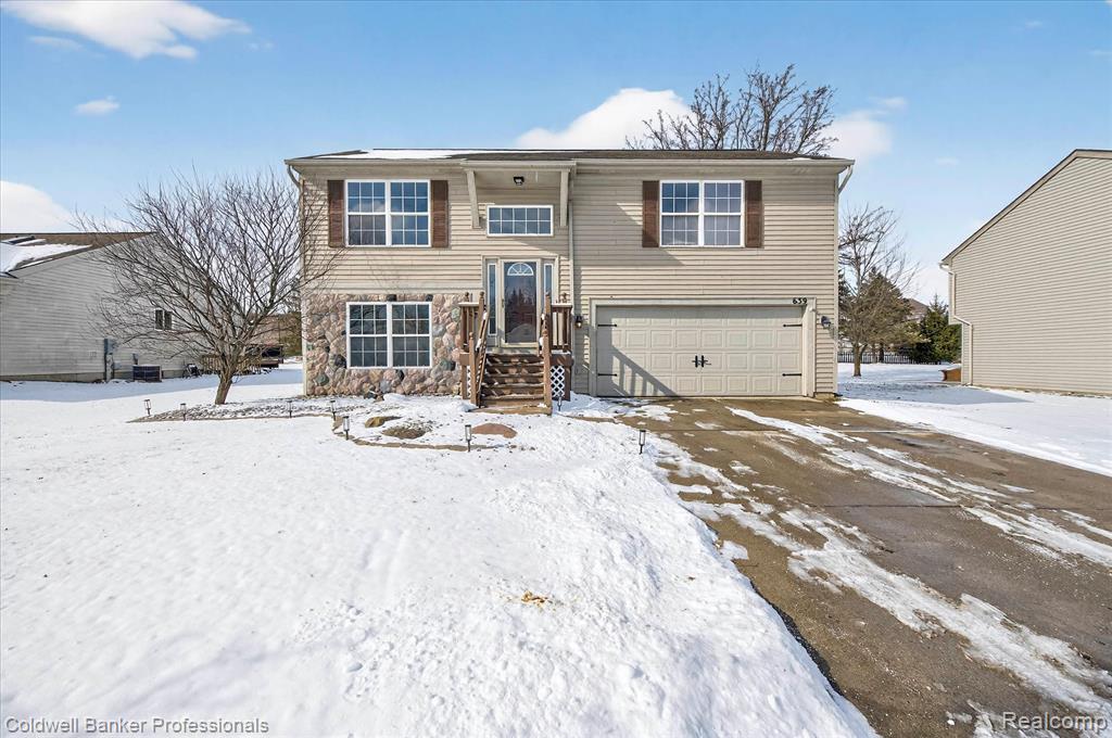 639 Andover Woods Drive, Fenton, MI 48430 — front exterior