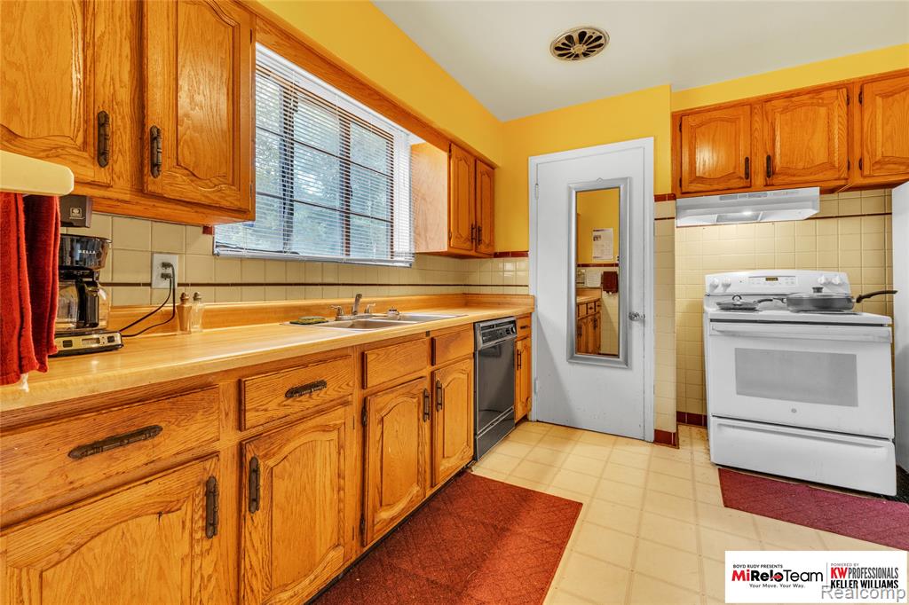 17585 Whitcomb Street, Detroit, MI 48235 — Photo 13