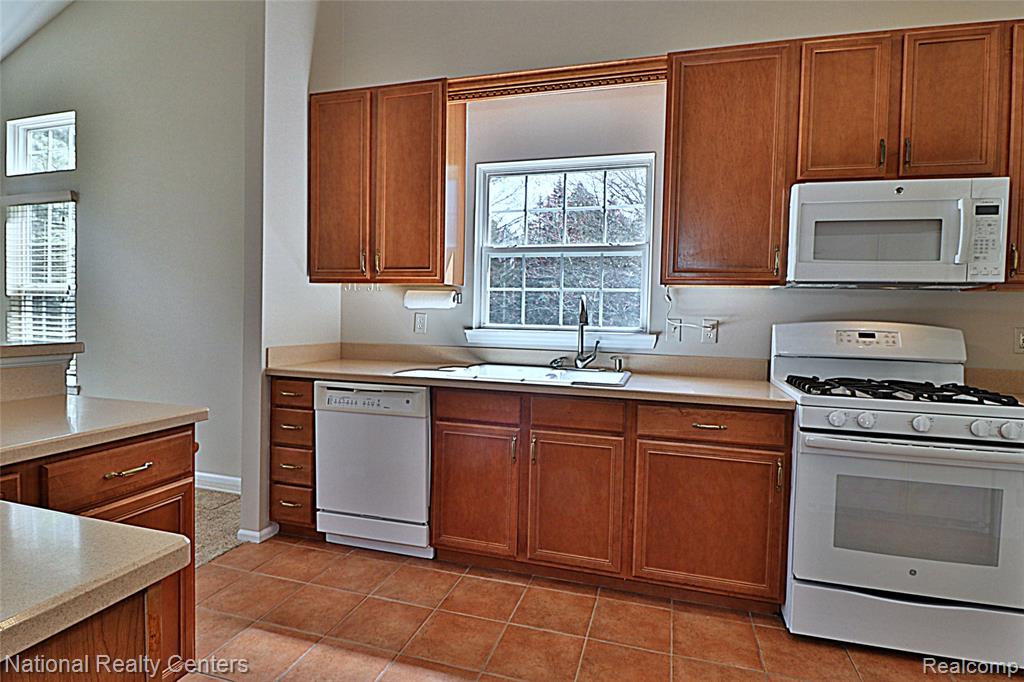 110 Four Seasons Drive, Lake Orion, MI — Photo 15