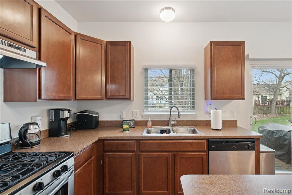 9998 ROLAN MEADOWS Drive, Belleville, MI 48111 — Photo 20