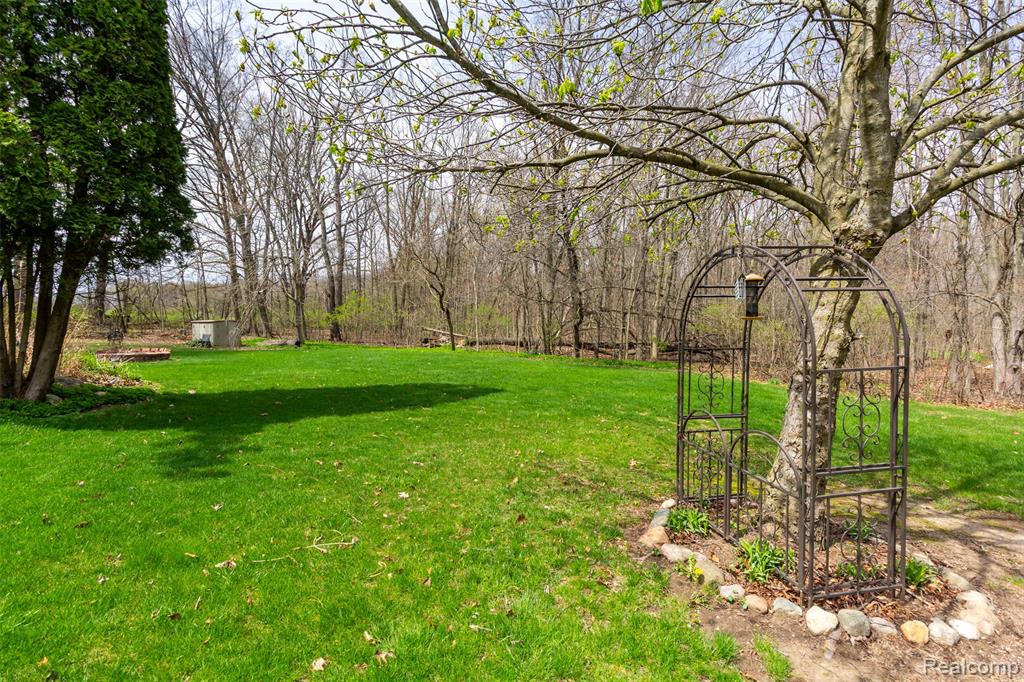 5327 Fern Drive, Fenton, MI 48430 — Photo 38