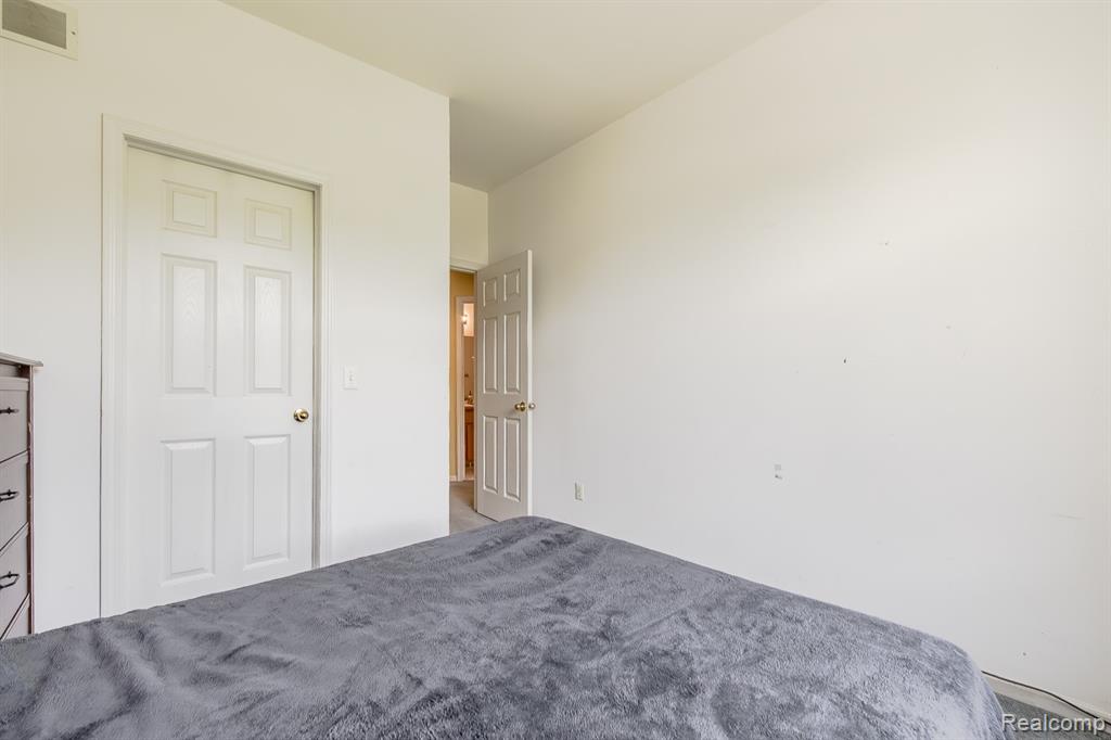 4304 W Pointe Drive, Waterford, MI 48329 — Photo 20