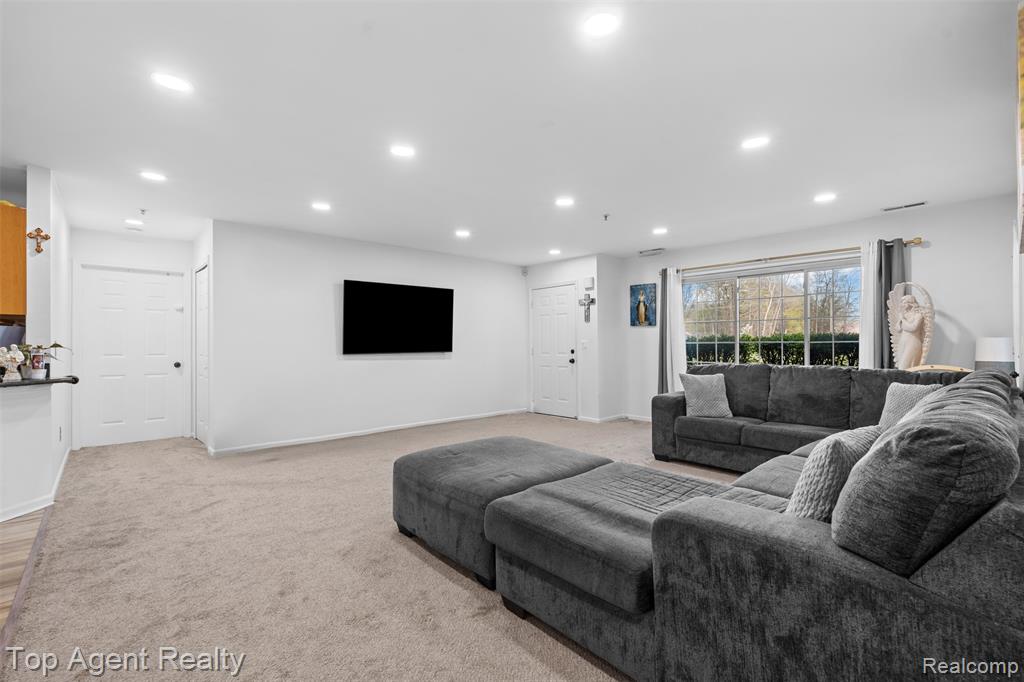 45512 Hidden View Court, Utica, MI 48315 — Photo 8