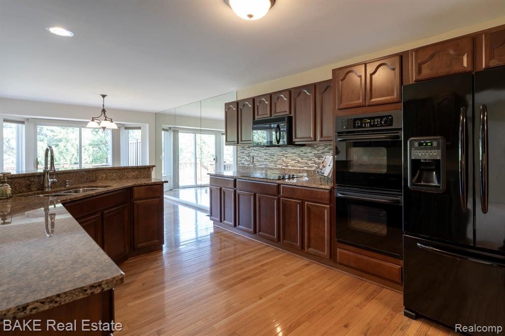 49402 N Glacier, Northville, MI 48168 — Photo 14