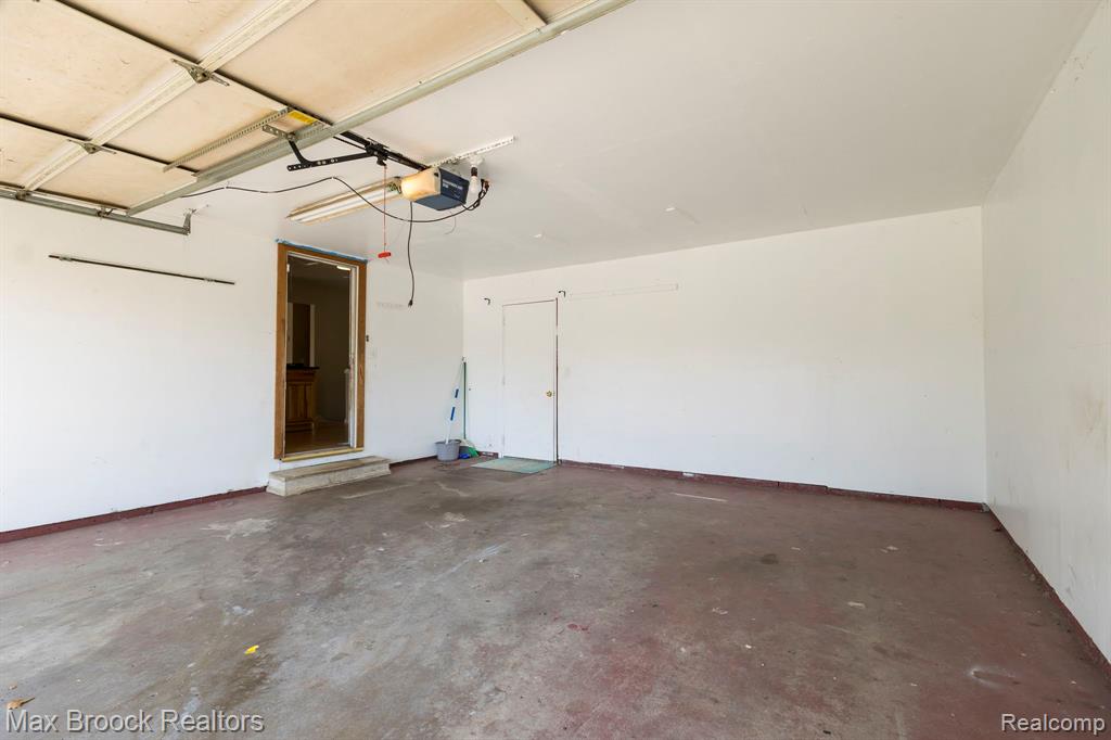 4829 WOLGAST Drive, Warren, MI 48092 — Photo 36