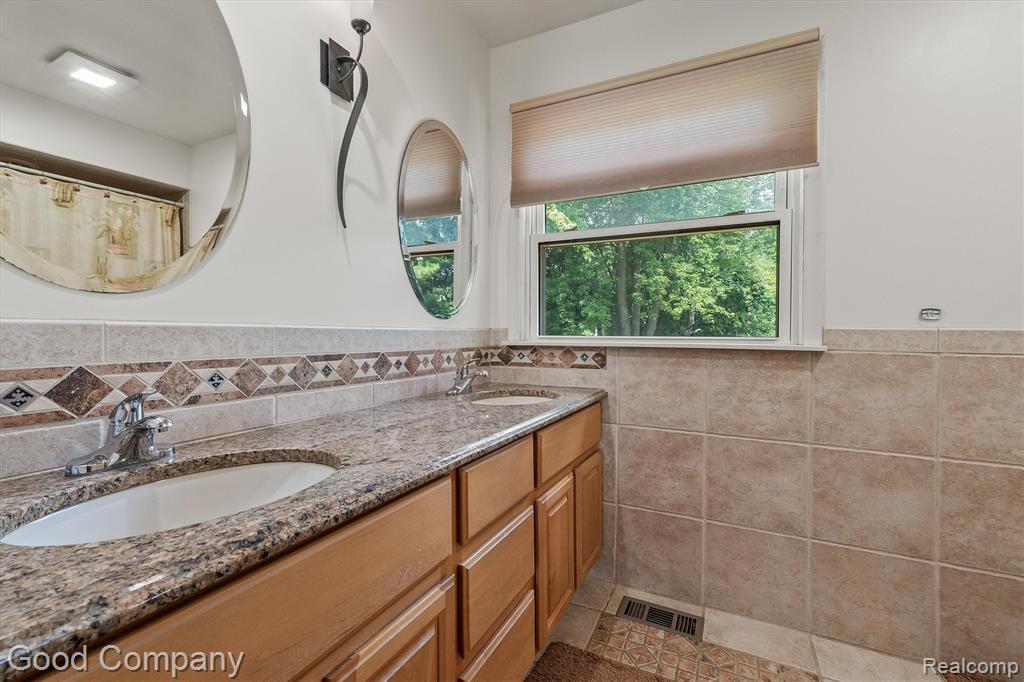 833 Cobblestone Drive, Rochester Hills, MI 48309 — Photo 18