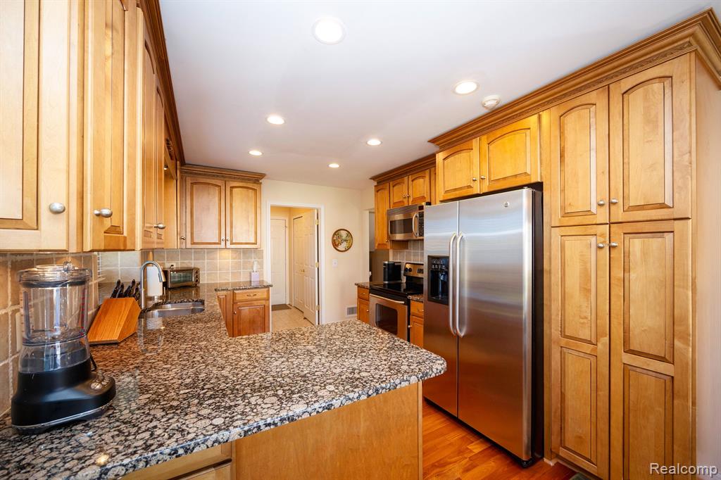 7282 GREEN MEADOW Lane, Canton, MI 48187 — Photo 27