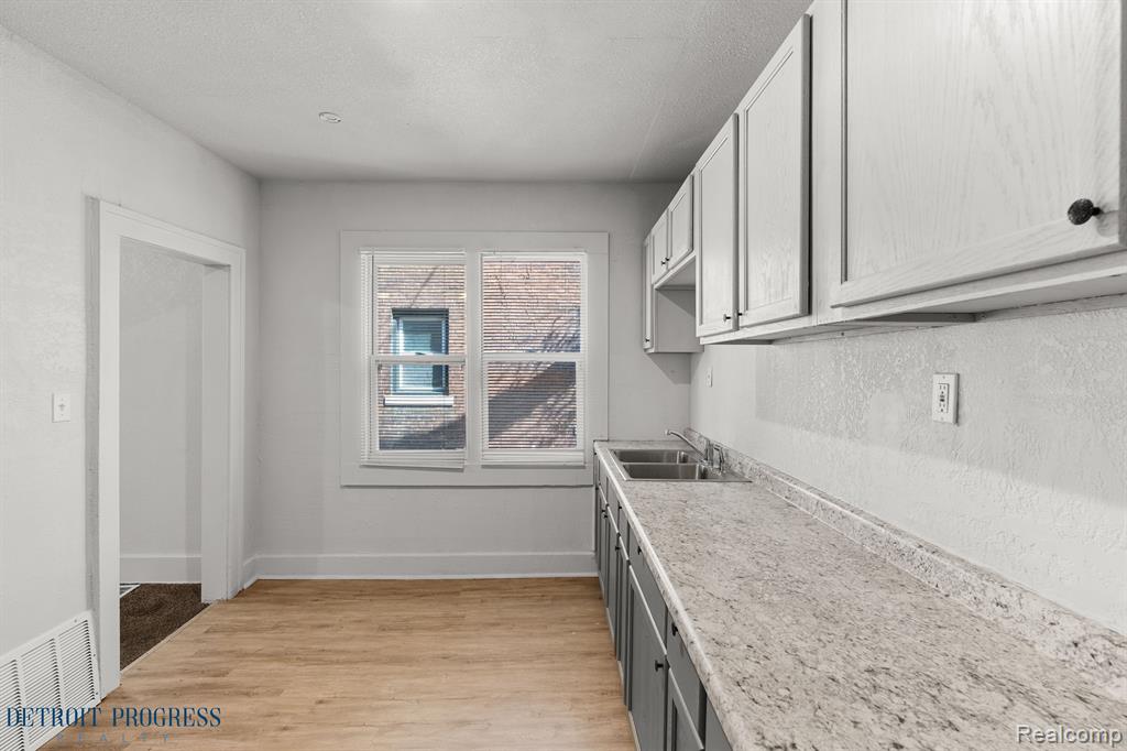 5285 Maplewood Street, Detroit, MI 48204 — Photo 8