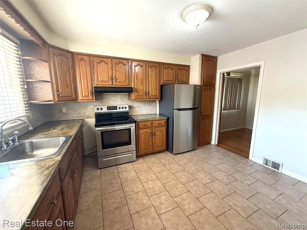6810 Rosemary Street, Dearborn Heights, MI 48127 — Photo 4