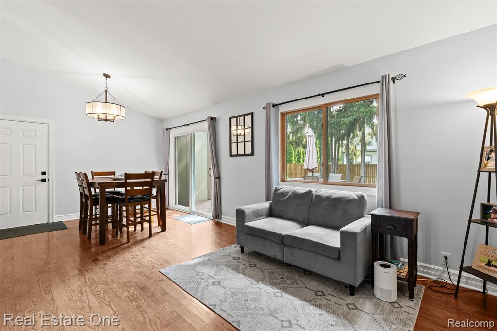 696 Estes Court, Waterford, MI 48327 — Photo 10