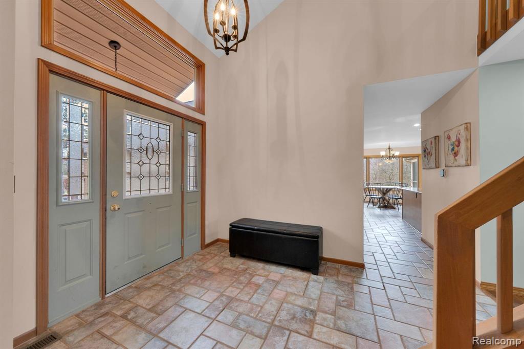 950 Hidden Valley Drive, Lake Orion, MI 48362 — Photo 7