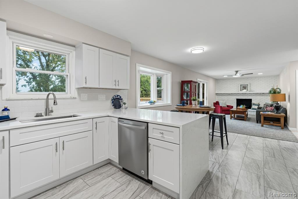 11476 Delmar Drive, Fenton, MI 48430 — Photo 8