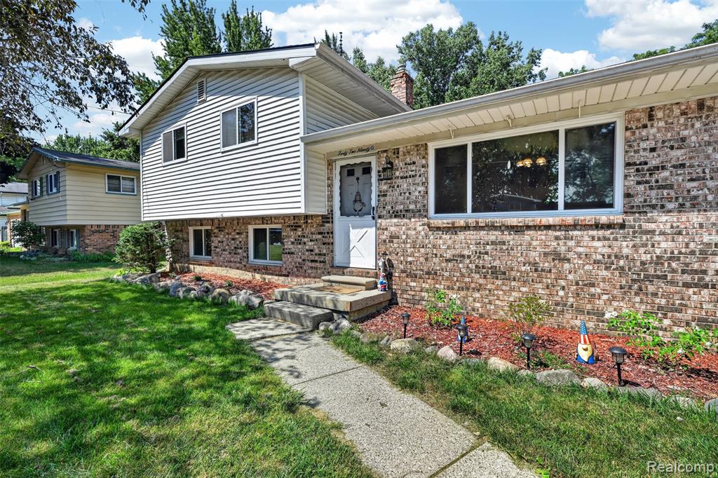 4290 Sulgrave Drive, Swartz Creek, MI 48473 — front exterior