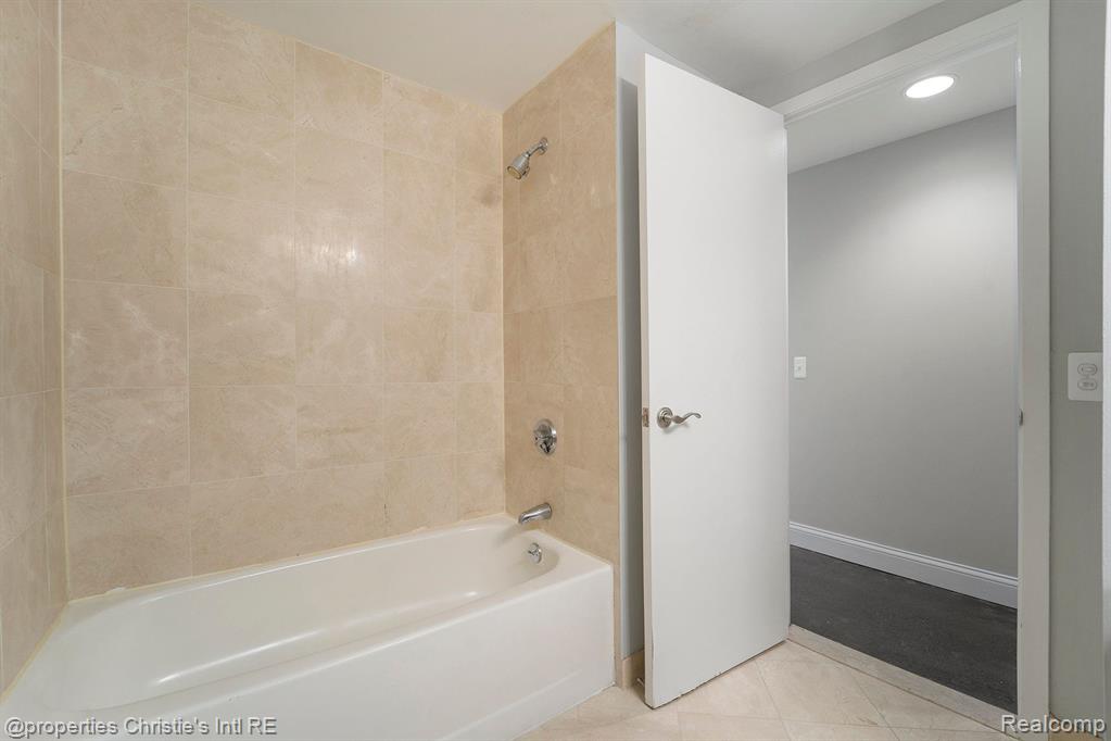 3320 Spinnaker Lane, 9E, Detroit, MI 48207 — Photo 15