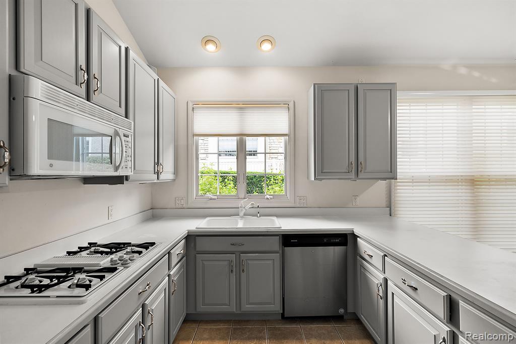 17061 LOCHMOOR, Northville, MI 48168 — Photo 13