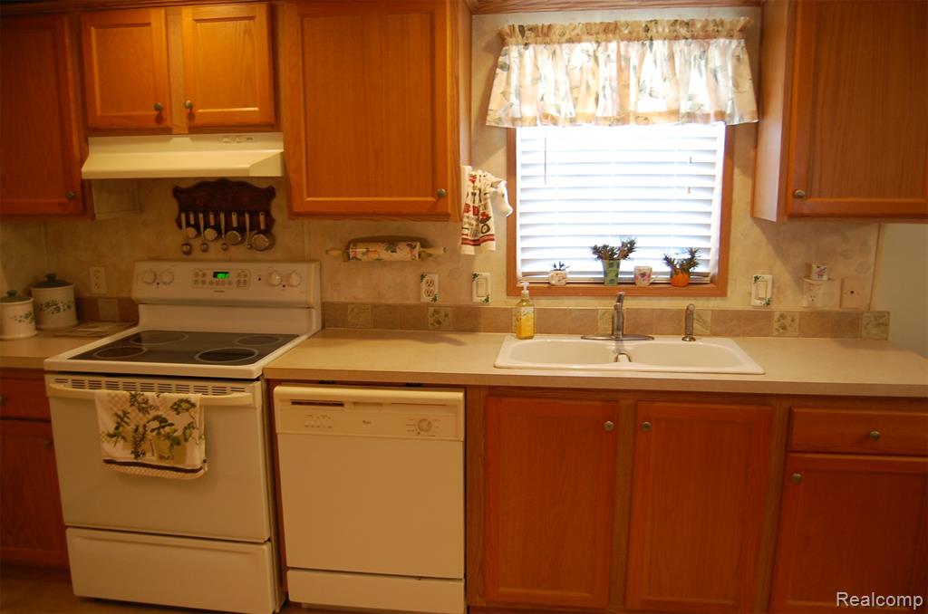 23166 Swallow, New Boston, MI 48164 — Photo 6
