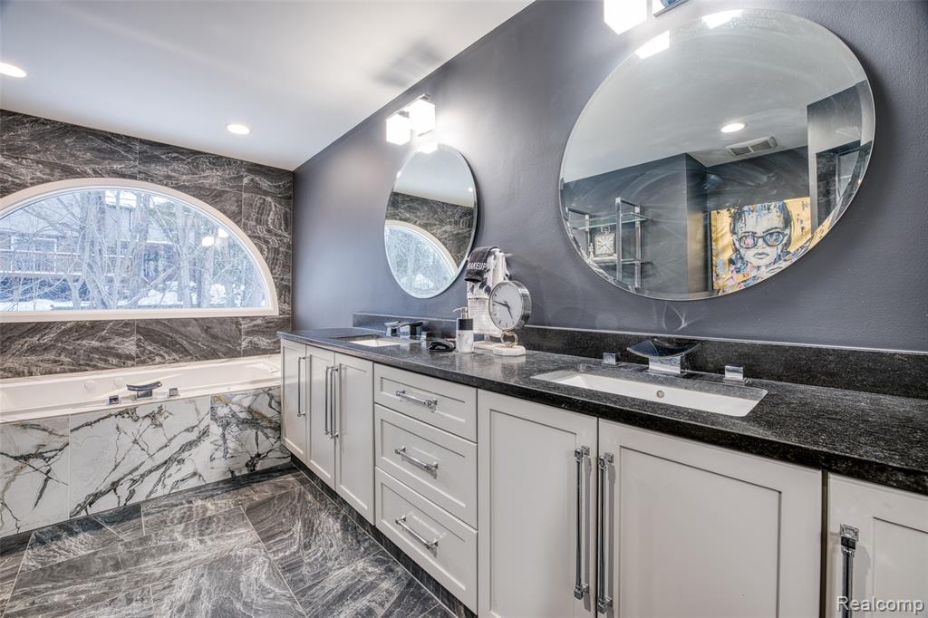 5292 Pond Bluff Drive, West Bloomfield, MI 48323 — Photo 59