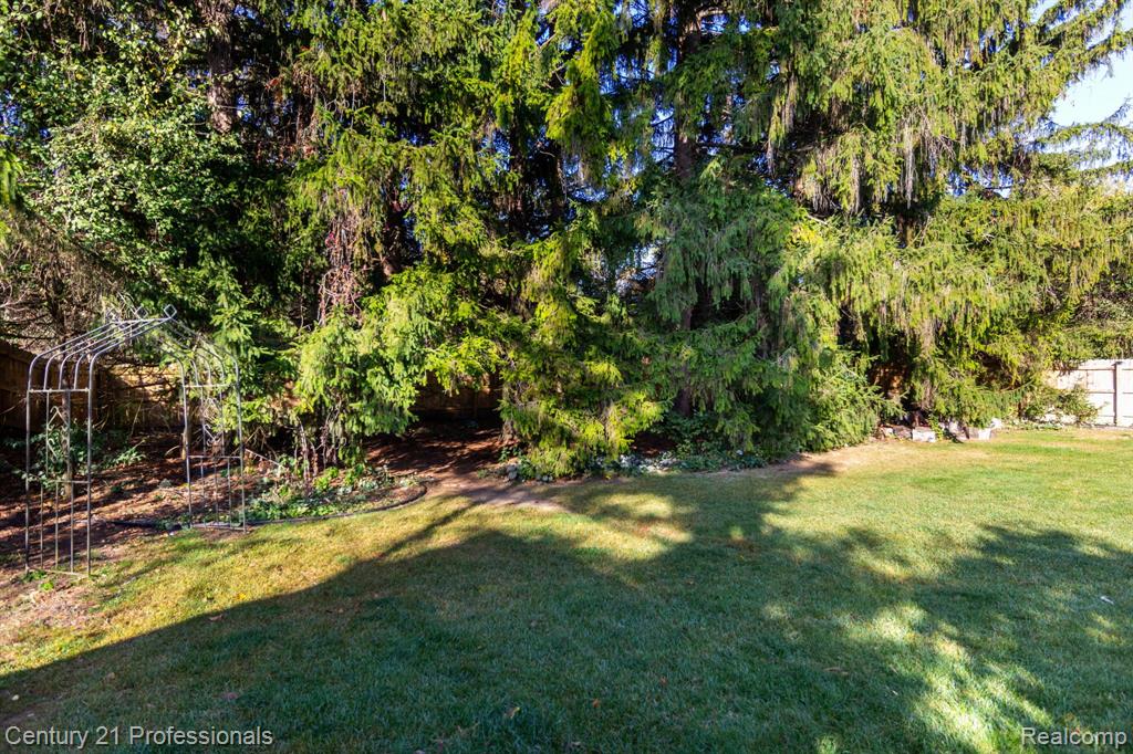 9418 Oakmont Drive, Grand Blanc, MI 48439 — Photo 44