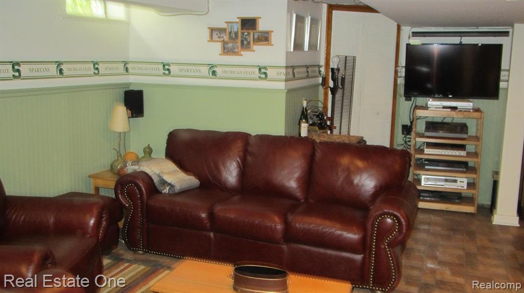 921 MAYBURN Street, Dearborn, MI 48128 — Photo 25