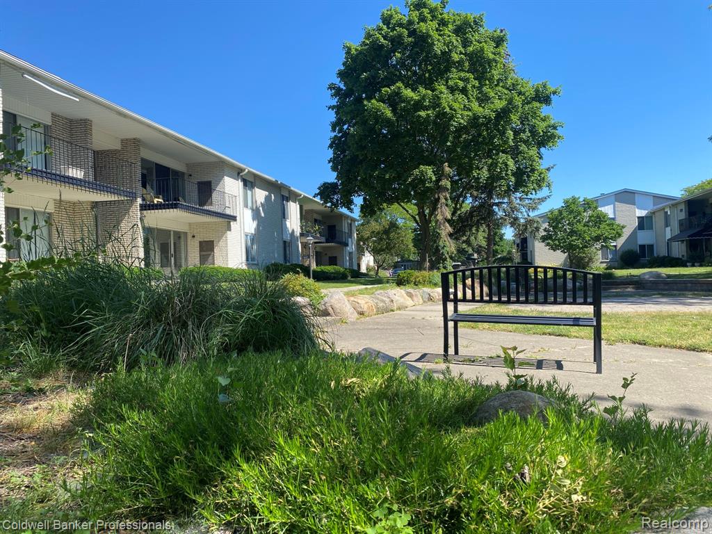8401 KENNEDY Circle N, 7, Warren, MI 48093 — Photo 21