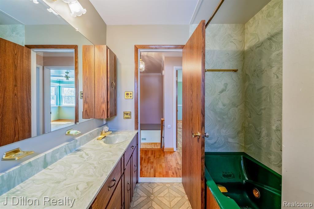 9121 TAVISTOCK Drive, Plymouth, MI 48170 — Photo 33