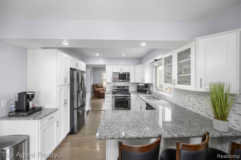445 LEXINGTON Drive, Rochester Hills, MI 48307 — Photo 10