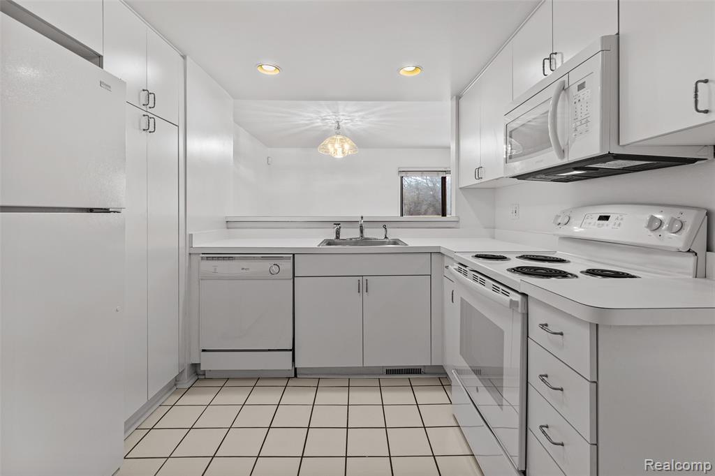 5611 DRAKE HOLLOW Drive W, West Bloomfield, MI — Photo 4