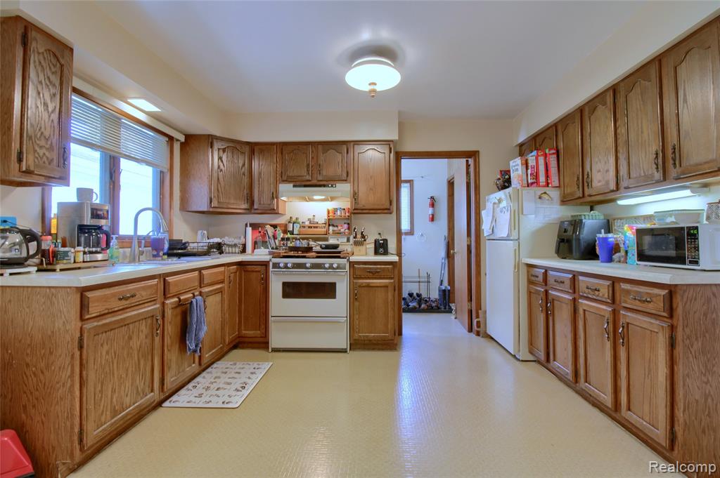 600 Oakville Waltz Road, New Boston, MI 48164 — Photo 7