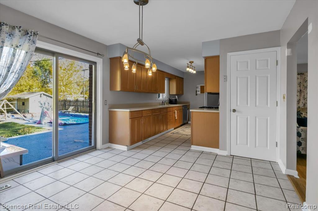 5726 Sutherland Drive, Waterford, MI 48327 — Photo 12