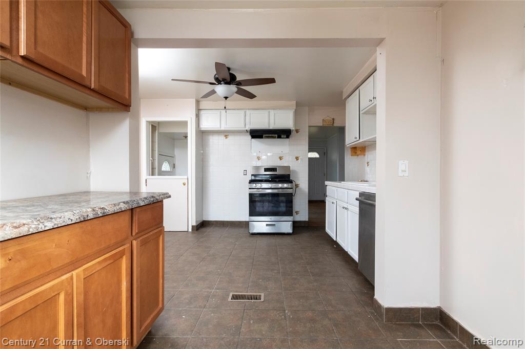 7077 Deering Street, Garden City, MI — Photo 10