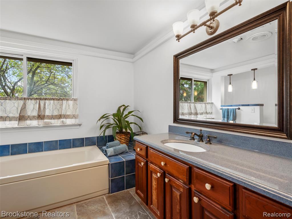 1652 S Hill Circle, Bloomfield Hills, MI 48304 — Photo 22