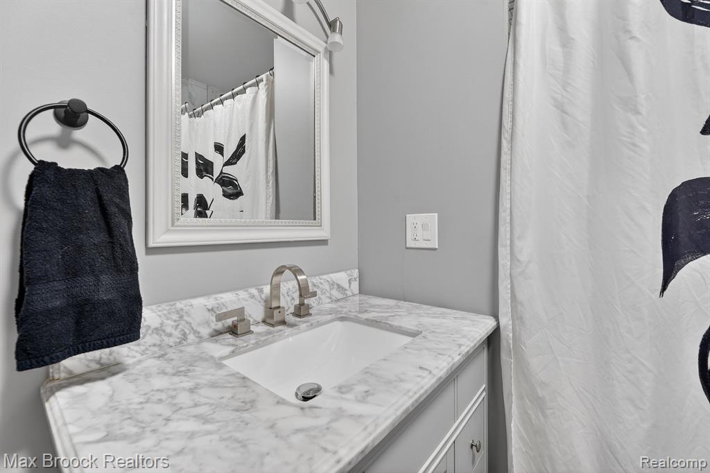 21631 Tulane Avenue, Farmington, MI 48336 — Photo 24