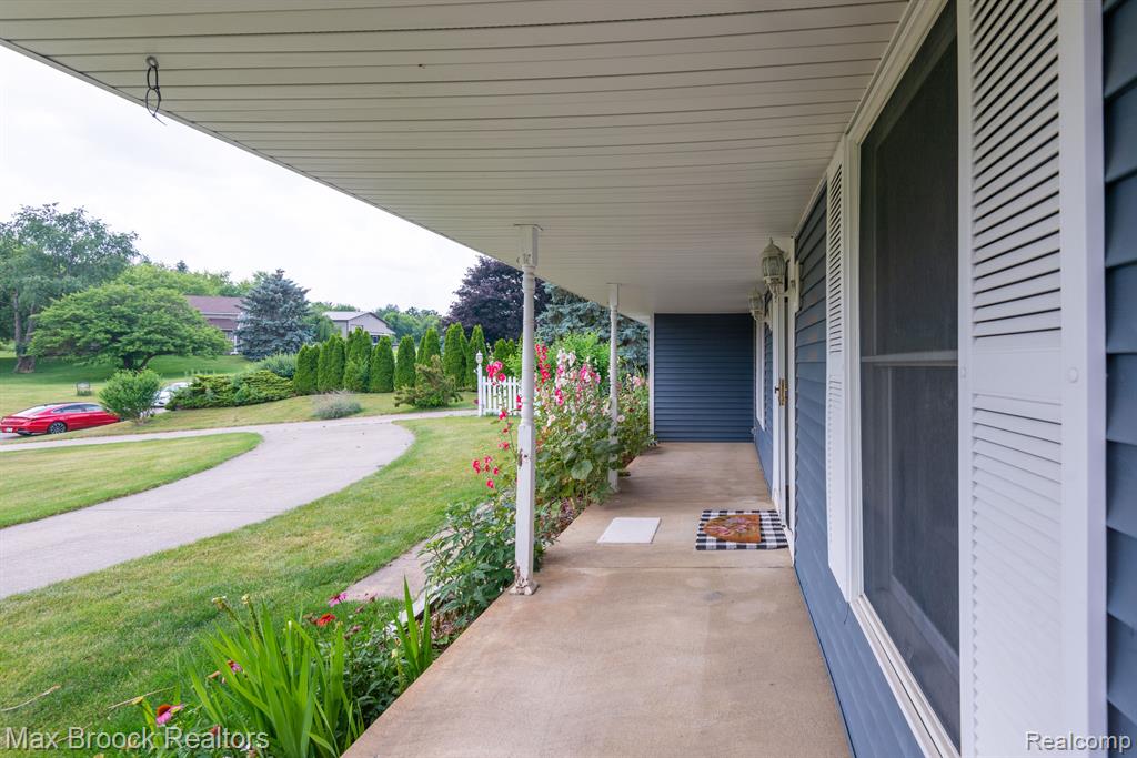 54320 BELCREST Drive, Milford, MI 48381 — Photo 8