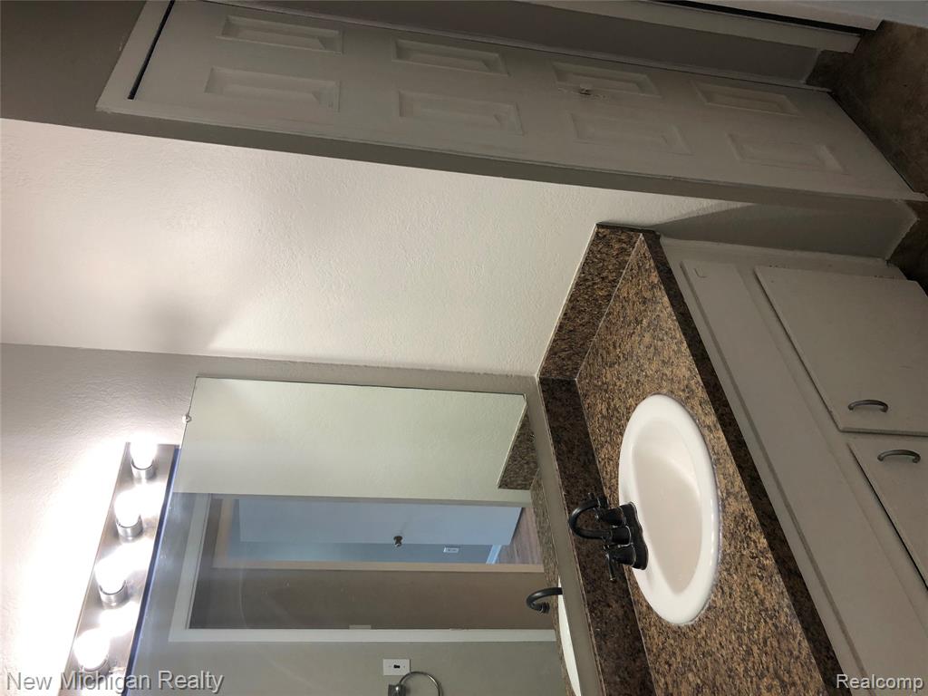 8755 GEORGE F BUNKER, Sterling Heights, MI 48313 — Photo 16