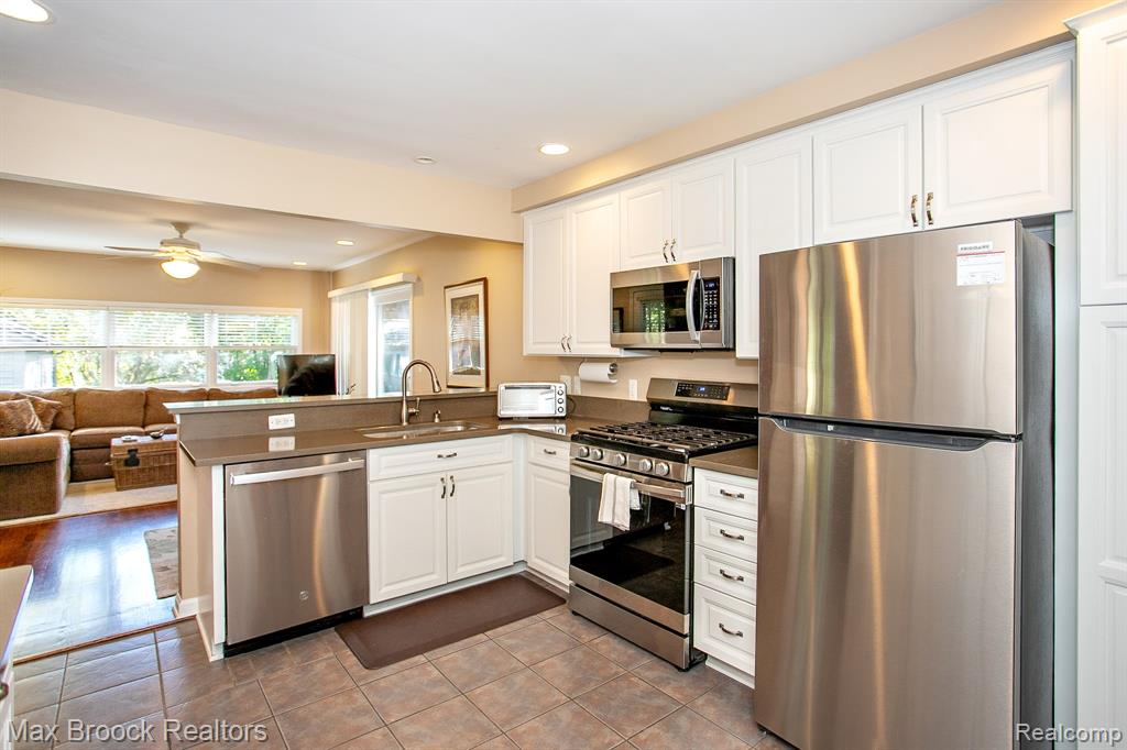 10445 Lincoln Drive, Huntington Woods, MI — Photo 13