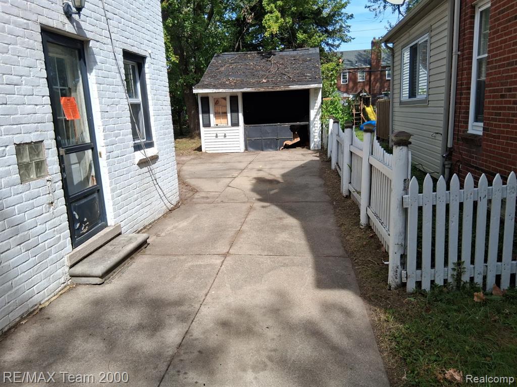 5228 Hillcrest Street, Detroit, MI 48236 — Photo 29