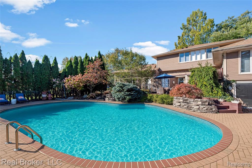 Integrated pool / hot tub featuring a patio area