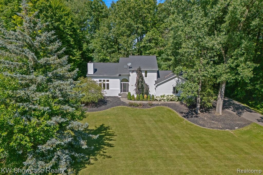 6255 WHISPERING MEADOWS Drive, White Lake, MI 48383 — front exterior