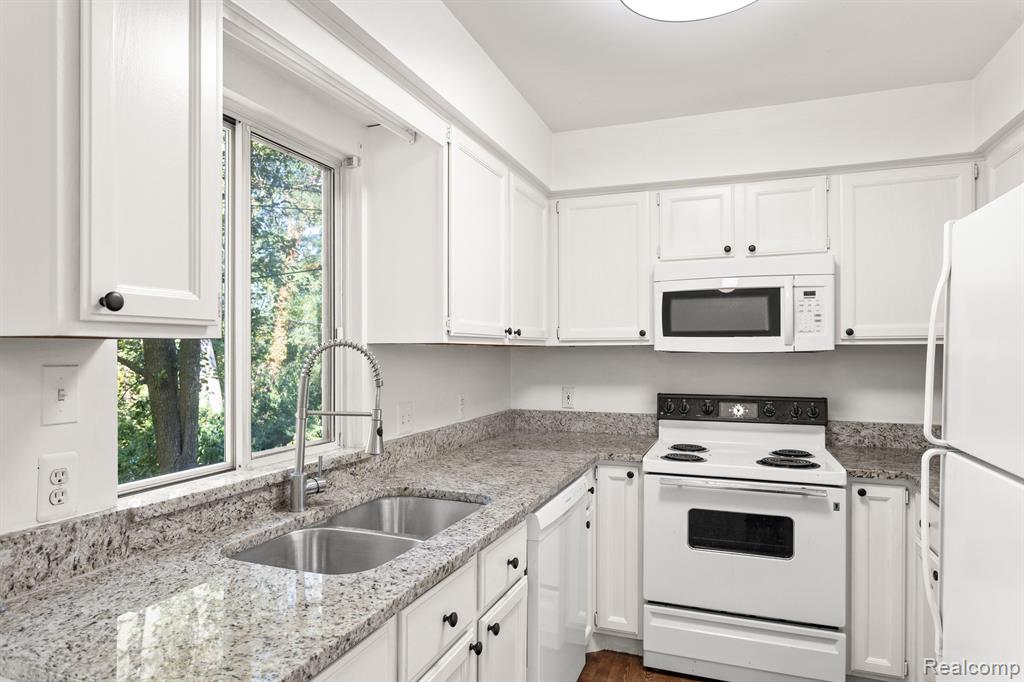 745 N MAIN Street, Milford, MI 48381 — Photo 6