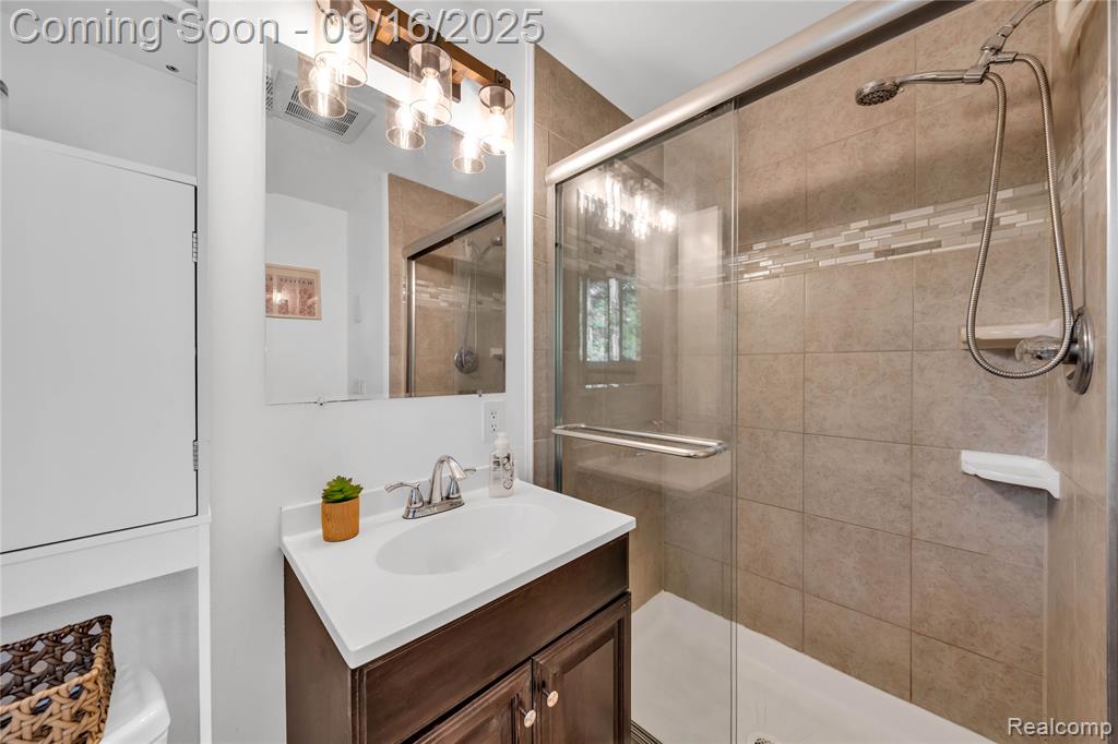 5920 Warbler Drive, Clarkston, MI — Photo 38