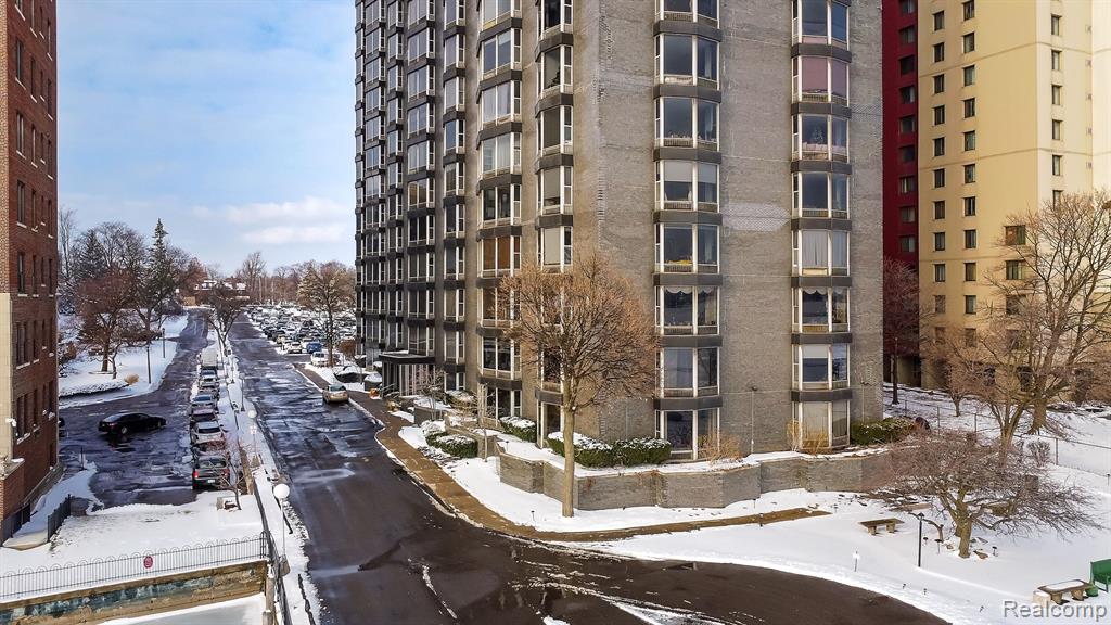 8200 E JEFFERSON Avenue, 1811, Detroit, MI 48214 — Photo 2
