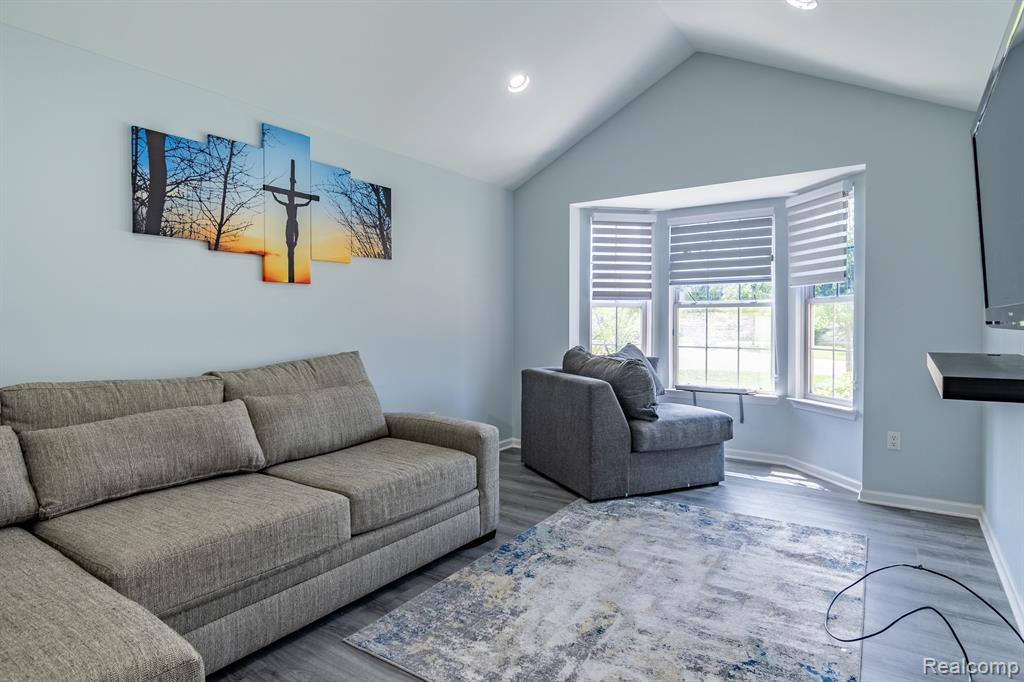868 WOODHAVEN Drive, Commerce Twp, MI 48390 — Photo 16