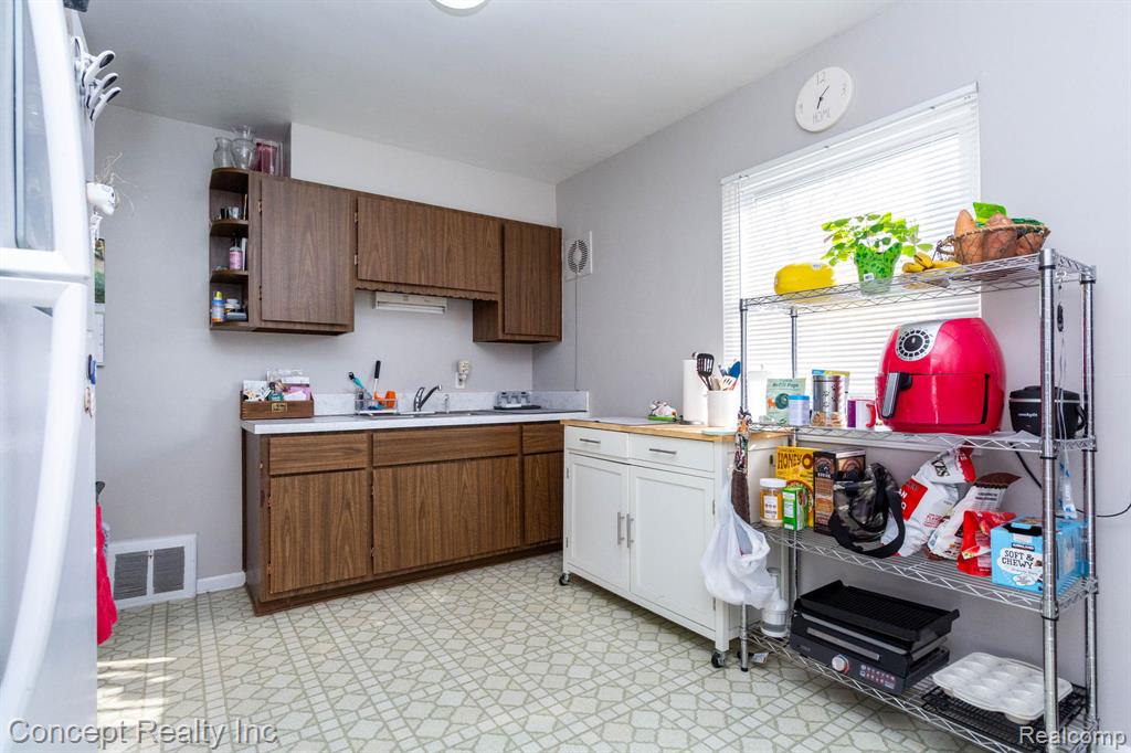 9717 Ruth Avenue, Allen Park, MI 48101 — Photo 9