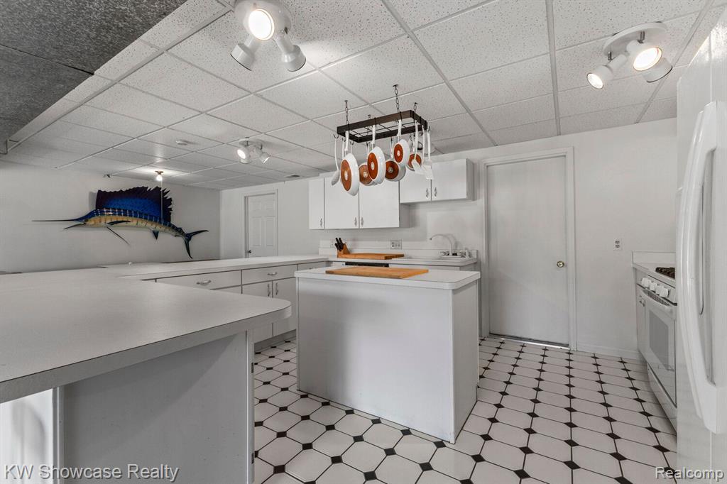 766 WHITE HOUSE Drive, Highland, MI 48356 — Photo 39