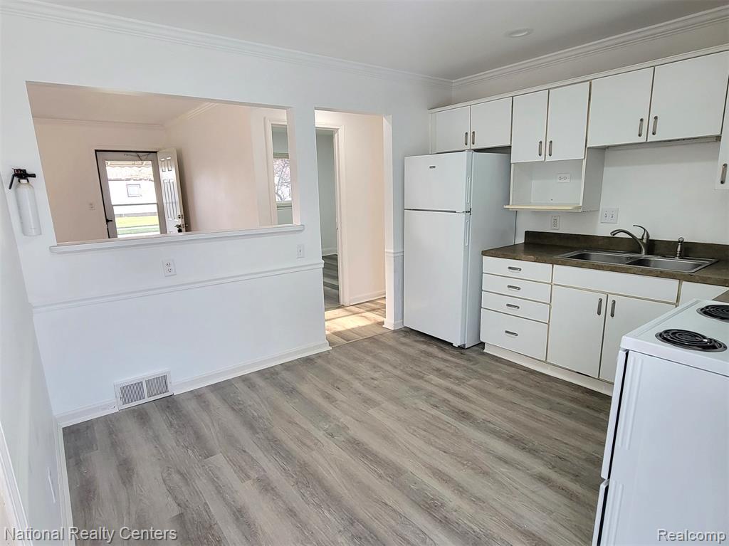 8404 BUSKO Avenue, Warren, MI 48093 — Photo 8