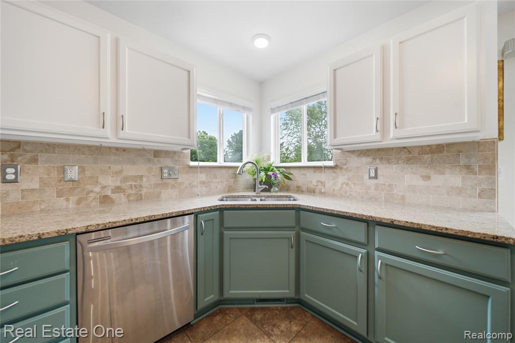 8576 Barrington Drive, Ypsilanti, MI 48198 — Photo 9