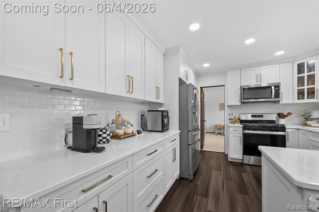 26376 Lawrence Drive, Dearborn Heights, MI 48127 — Photo 12